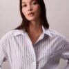 Camisa de popeline às riscas com botões e corte descontraído