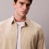 Camisa de riscas, corte justo e elástica, com botões Camisa de riscas, corte justo e elástica, com botões