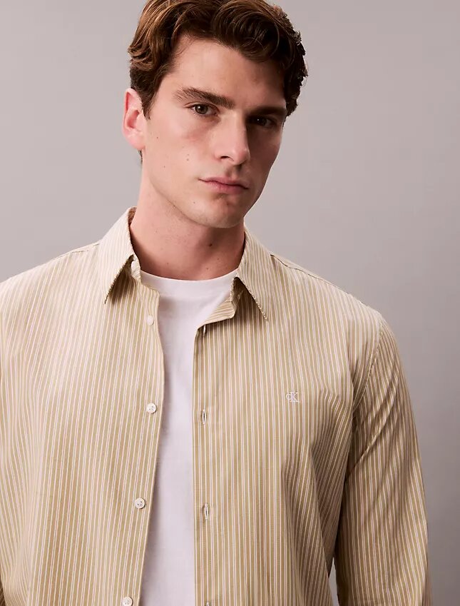 Camisa de riscas, corte justo e elástica, com botões Camisa de riscas, corte justo e elástica, com botões