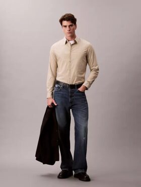 Camisa de riscas, corte justo e elástica, com botões