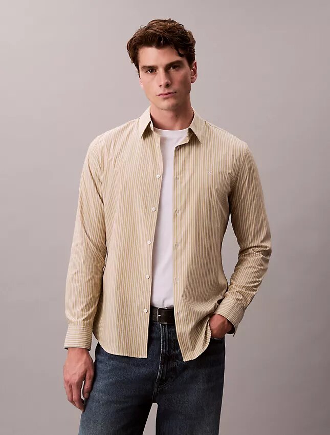 Camisa de riscas, corte justo e elástica, com botões Camisa de riscas, corte justo e elástica, com botões