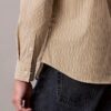 Camisa de riscas, corte justo e elástica, com botões Camisa de riscas, corte justo e elástica, com botões