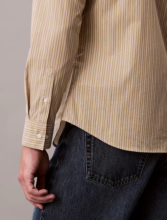 Camisa de riscas, corte justo e elástica, com botões Camisa de riscas, corte justo e elástica, com botões