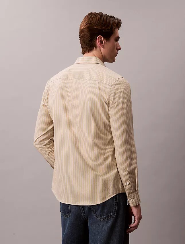 Camisa de riscas, corte justo e elástica, com botões Camisa de riscas, corte justo e elástica, com botões