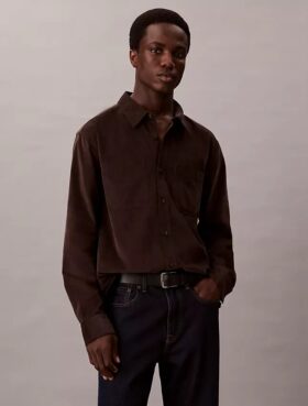 Camisa de veludo cotelê com botões e corte descontraído