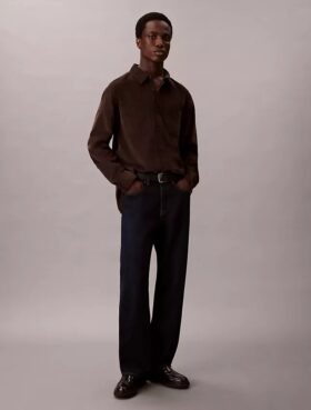 Camisa de veludo cotelê com botões e corte descontraído