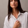 Camisa de viscose com botões e corte descontraído Camisa de viscose com botões e corte descontraído