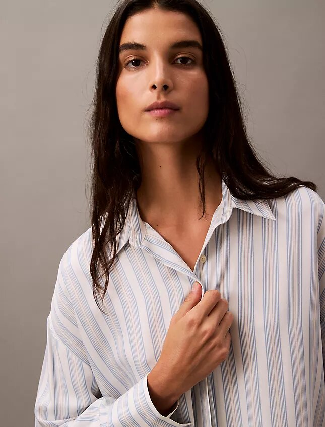 Camisa de viscose com botões e corte descontraído Camisa de viscose com botões e corte descontraído