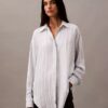 Camisa de viscose com botões e corte descontraído Camisa de viscose com botões e corte descontraído