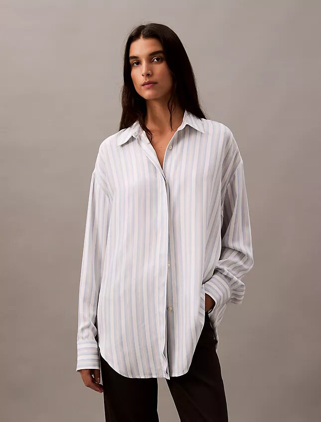 Camisa de viscose com botões e corte descontraído Camisa de viscose com botões e corte descontraído