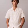 Camisa de xadrez em mistura de linho com corte descontraído e botões Camisa de xadrez em mistura de linho com corte descontraído e botões