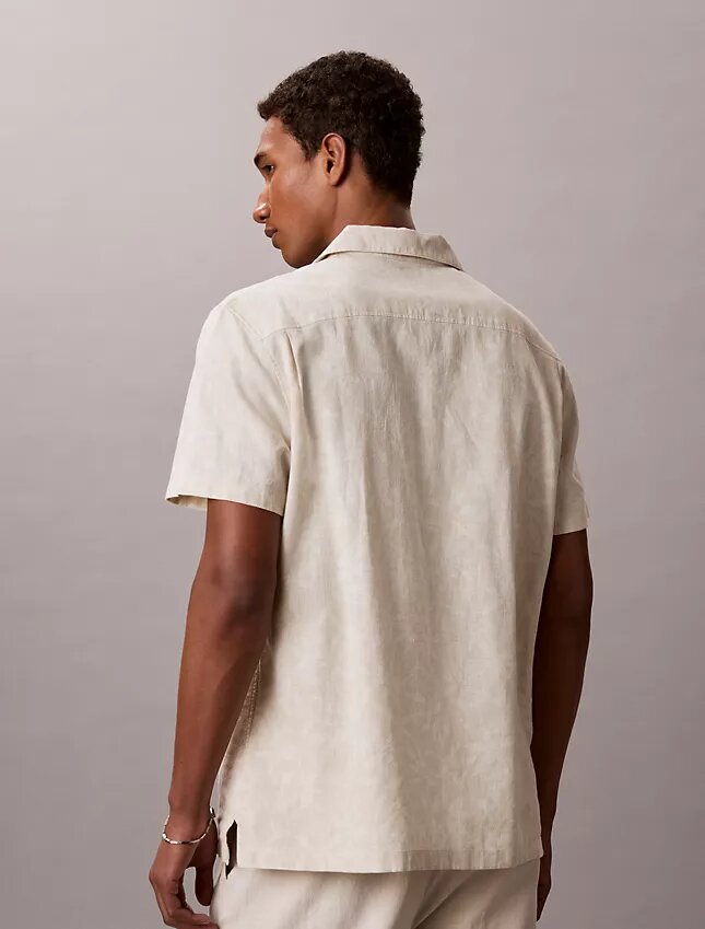 Camisa Descontraída de Algodão e Linho com Gola Camp Camisa Descontraída de Algodão e Linho com Gola Camp