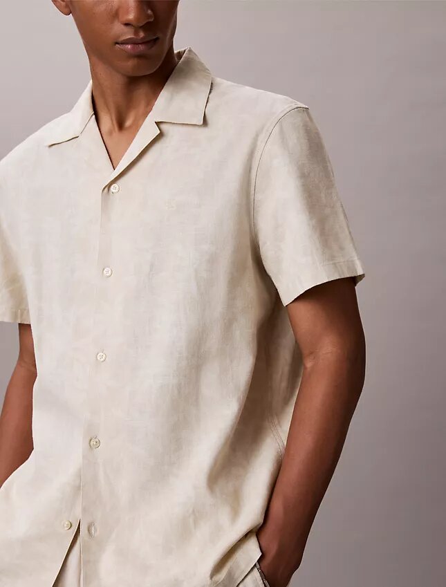 Camisa Descontraída de Algodão e Linho com Gola Camp Camisa Descontraída de Algodão e Linho com Gola Camp