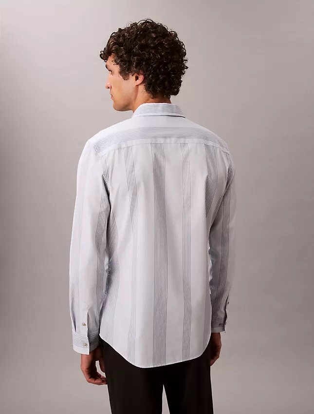 Camisa justa elástica Supima com riscas tingidas no fio Camisa justa elástica Supima com riscas tingidas no fio