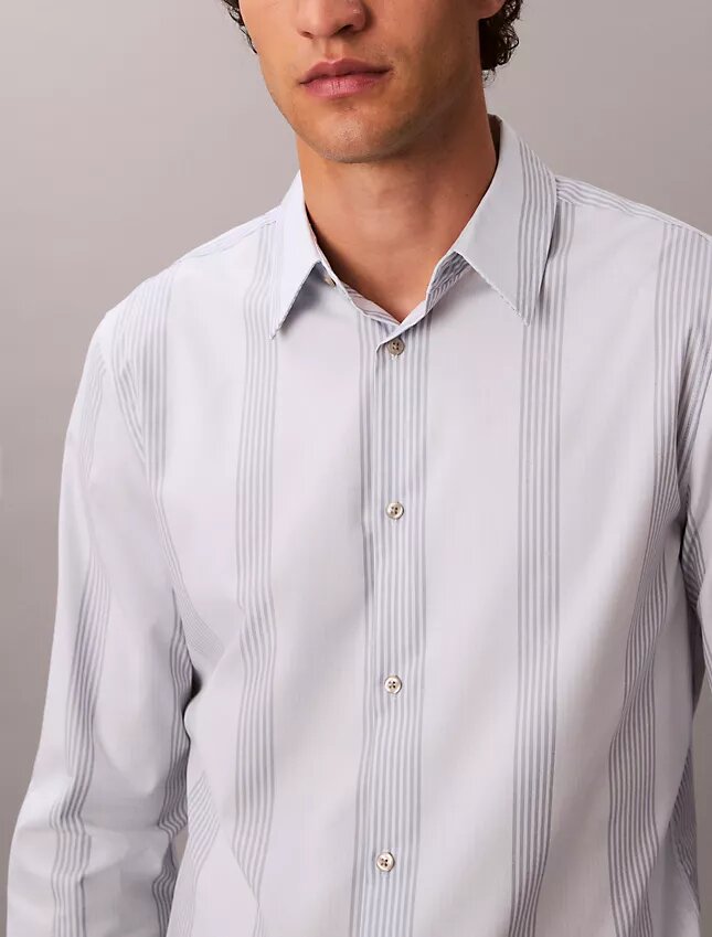 Camisa justa elástica Supima com riscas tingidas no fio Camisa justa elástica Supima com riscas tingidas no fio
