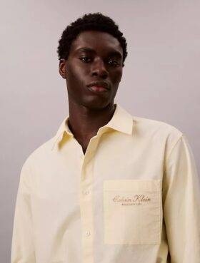 Camisa Oxford com botões e logótipo gráfico desbotado