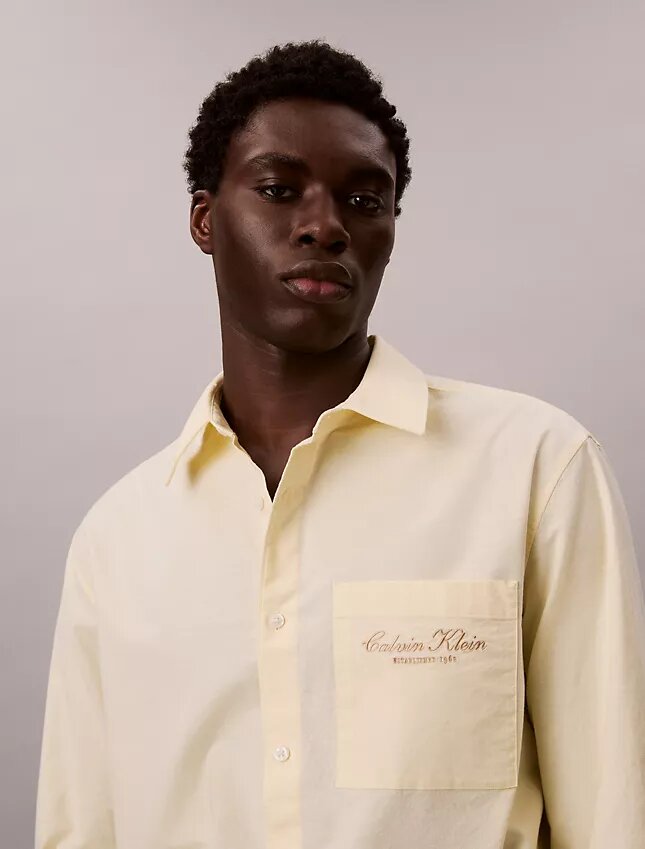 Camisa Oxford com botões e logótipo gráfico desbotado Camisa Oxford com botões e logótipo gráfico desbotado