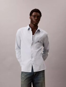 Camisa Oxford com botões e logótipo gráfico desbotado