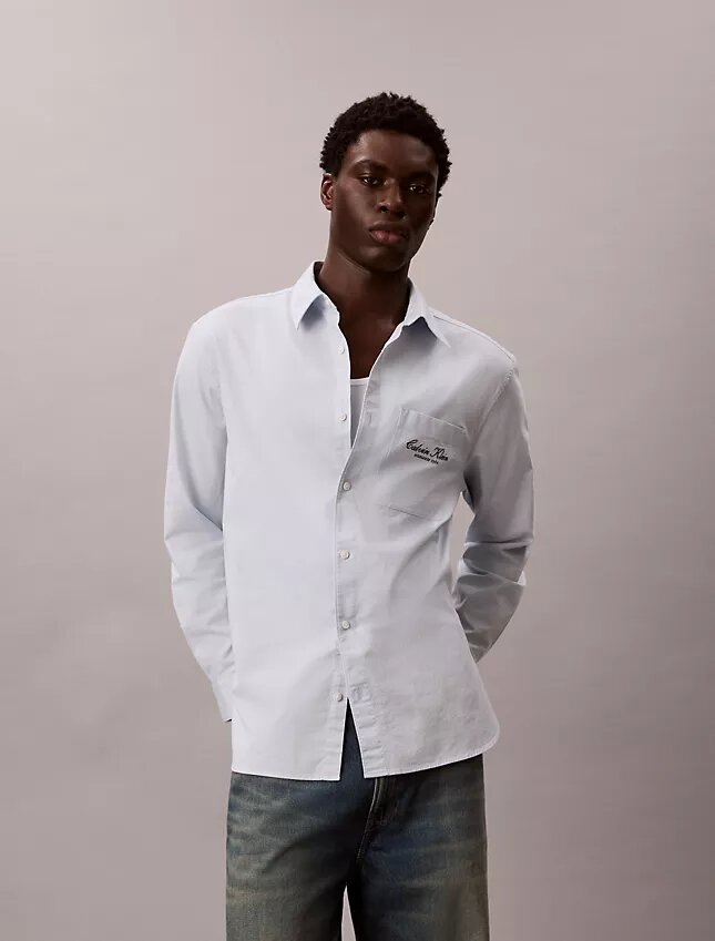 Camisa Oxford com botões e logótipo gráfico desbotado Camisa Oxford com botões e logótipo gráfico desbotado