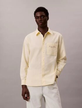 Camisa Oxford com botões e logótipo gráfico desbotado