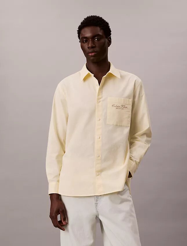 Camisa Oxford com botões e logótipo gráfico desbotado Camisa Oxford com botões e logótipo gráfico desbotado