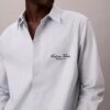 Camisa Oxford com botões e logótipo gráfico desbotado Camisa Oxford com botões e logótipo gráfico desbotado
