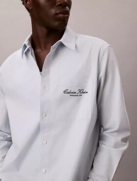 Camisa Oxford com botões e logótipo gráfico desbotado
