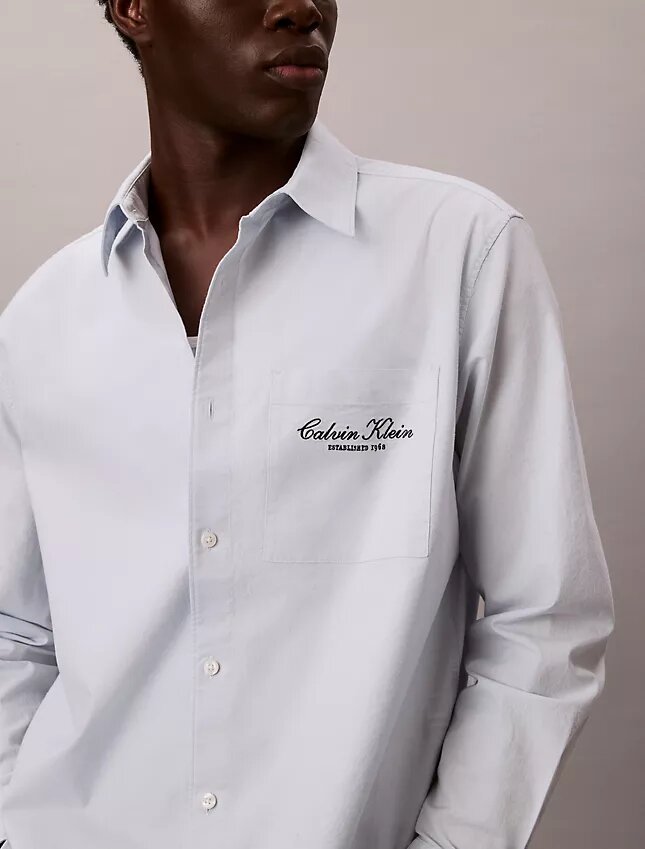 Camisa Oxford com botões e logótipo gráfico desbotado Camisa Oxford com botões e logótipo gráfico desbotado