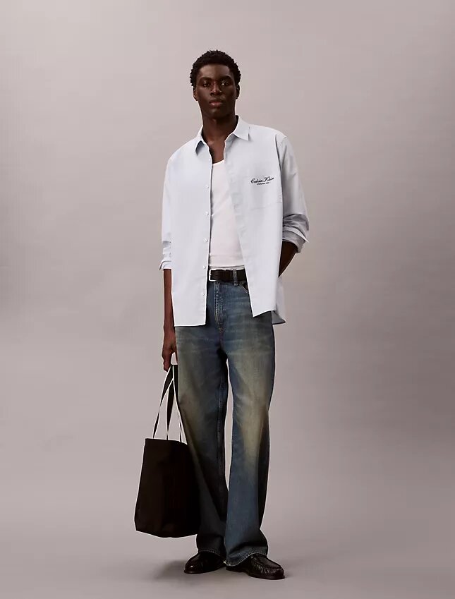 Camisa Oxford com botões e logótipo gráfico desbotado Camisa Oxford com botões e logótipo gráfico desbotado