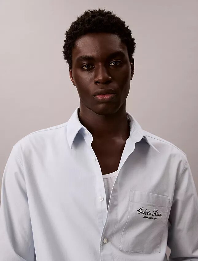 Camisa Oxford com botões e logótipo gráfico desbotado Camisa Oxford com botões e logótipo gráfico desbotado
