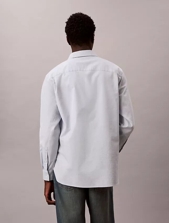 Camisa Oxford com botões e logótipo gráfico desbotado Camisa Oxford com botões e logótipo gráfico desbotado