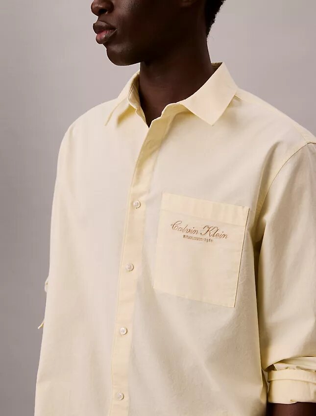 Camisa Oxford com botões e logótipo gráfico desbotado Camisa Oxford com botões e logótipo gráfico desbotado