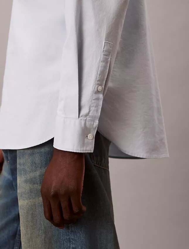 Camisa Oxford com botões e logótipo gráfico desbotado Camisa Oxford com botões e logótipo gráfico desbotado