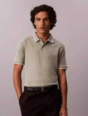 Camisa polo com detalhes em Liquid Touch