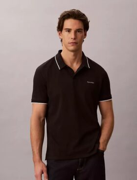 Camisa polo com detalhes em Liquid Touch