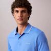 Camisa polo com detalhes em Liquid Touch