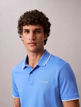 Camisa polo com detalhes em Liquid Touch
