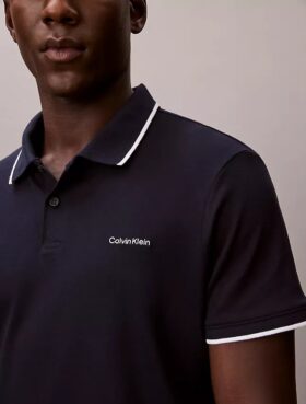 Camisa polo com detalhes em Liquid Touch