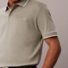 Camisa polo com detalhes em Liquid Touch