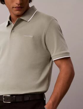 Camisa polo com detalhes em Liquid Touch