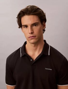 Camisa polo com detalhes em Liquid Touch