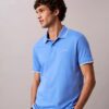 Camisa polo com detalhes em Liquid Touch