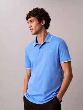 Camisa polo com detalhes em Liquid Touch