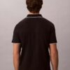 Camisa polo com detalhes em Liquid Touch