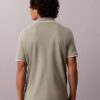 Camisa polo com detalhes em Liquid Touch