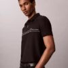 Camisa polo com fecho de correr de um quarto e debrum contrastante