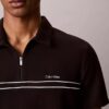 Camisa polo com fecho de correr de um quarto e debrum contrastante