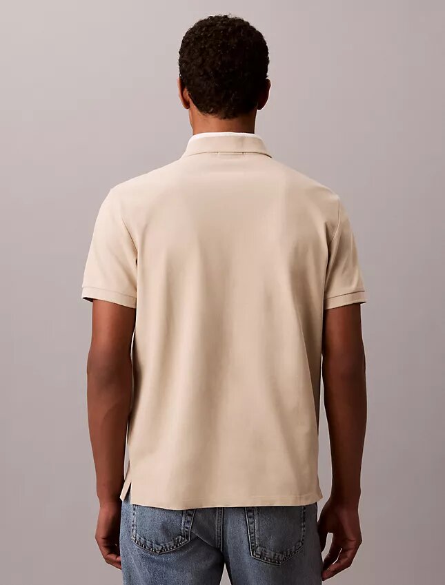 Camisa polo com gola em blocos de cor em piqué Camisa polo com gola em blocos de cor em piqué