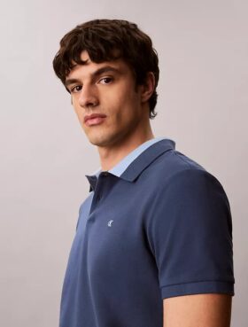 Camisa polo com gola em blocos de cor em piqué
