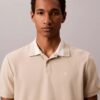 Camisa polo com gola em blocos de cor em piqué Camisa polo com gola em blocos de cor em piqué